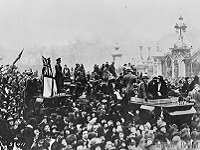 Crowd at Buckingham Palace celebrating signing of Armistice. London, 11 November 1918, © IWM (Q 56642)