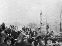 Crowd cheering outside Buckingham Palace during the Armistice Day, 11 November 1918, © IWM (Q 80135)